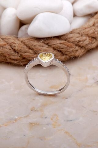 Kalp Topaz Taşlı Rodyumlu Gümüş Yüzük 3565