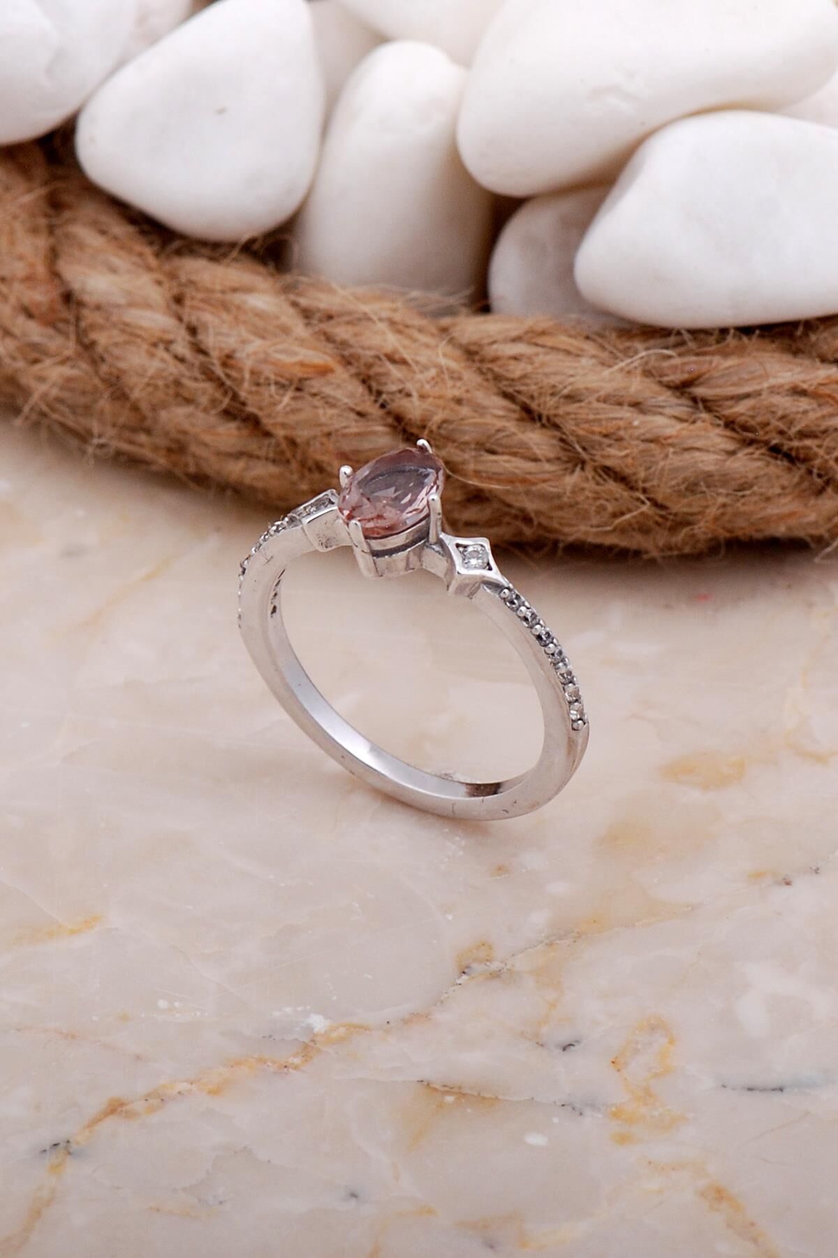 Renk Değiştiren Sultan Taşlı Rodyumlu Gümüş Yüzük 3570