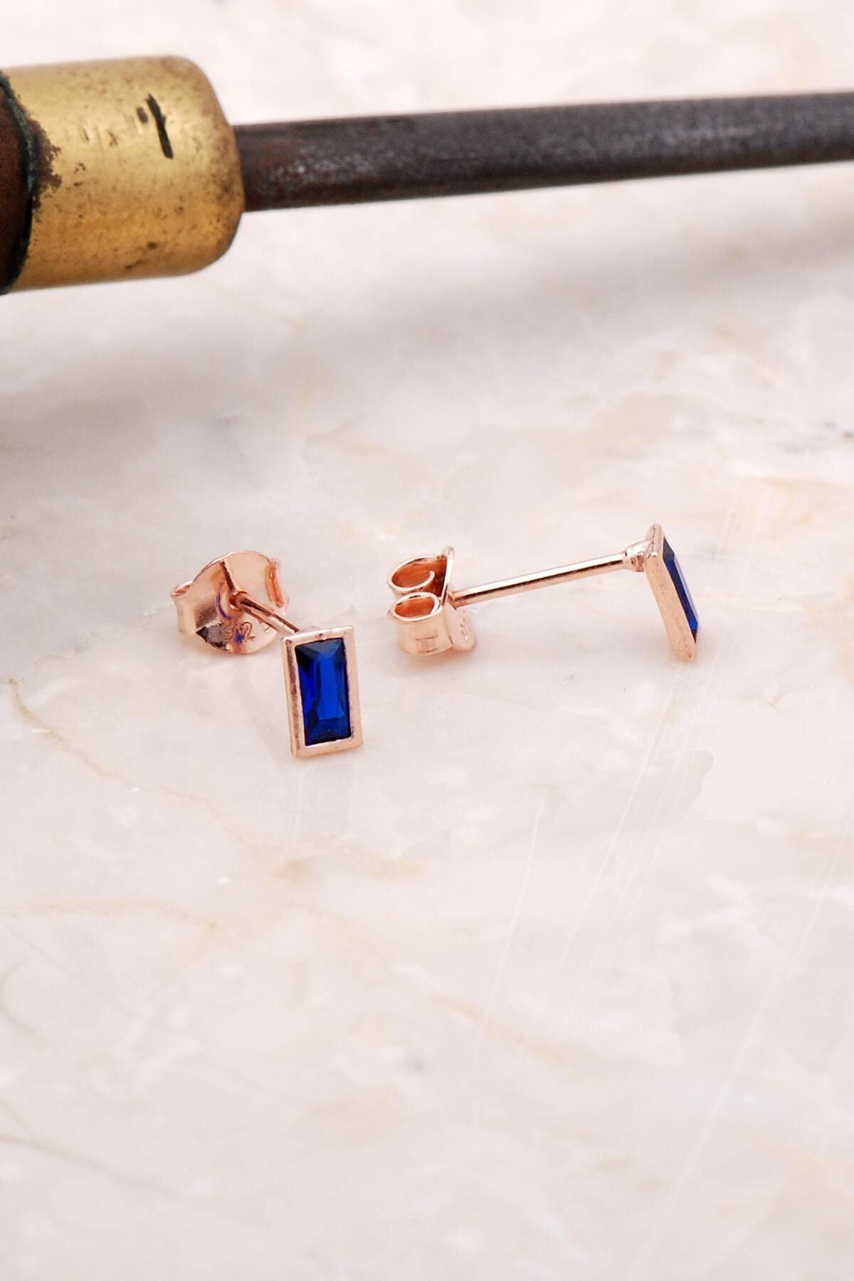 Rose Gümüş Safir Taşlı Baget Küpe 5015