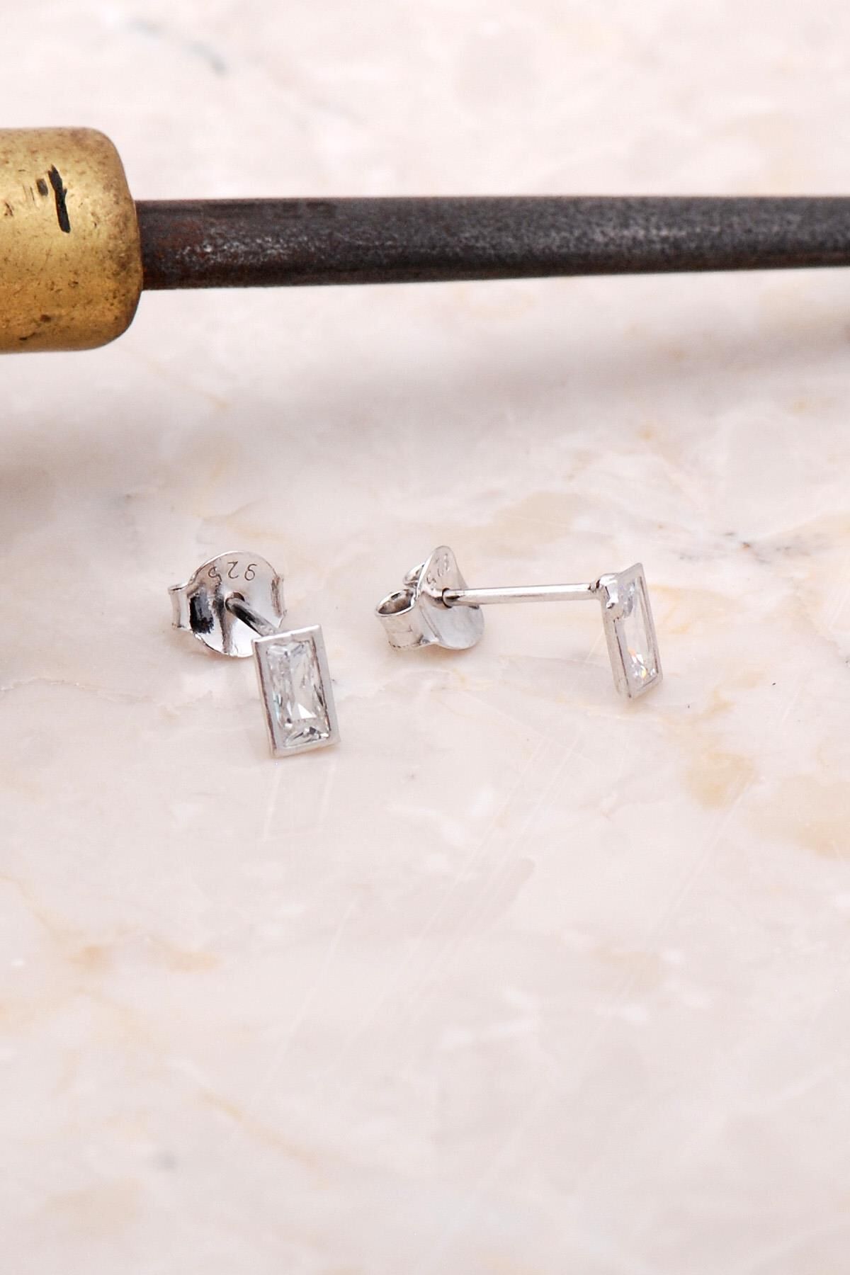 Baget Tek Taş Gümüş Küpe 5024