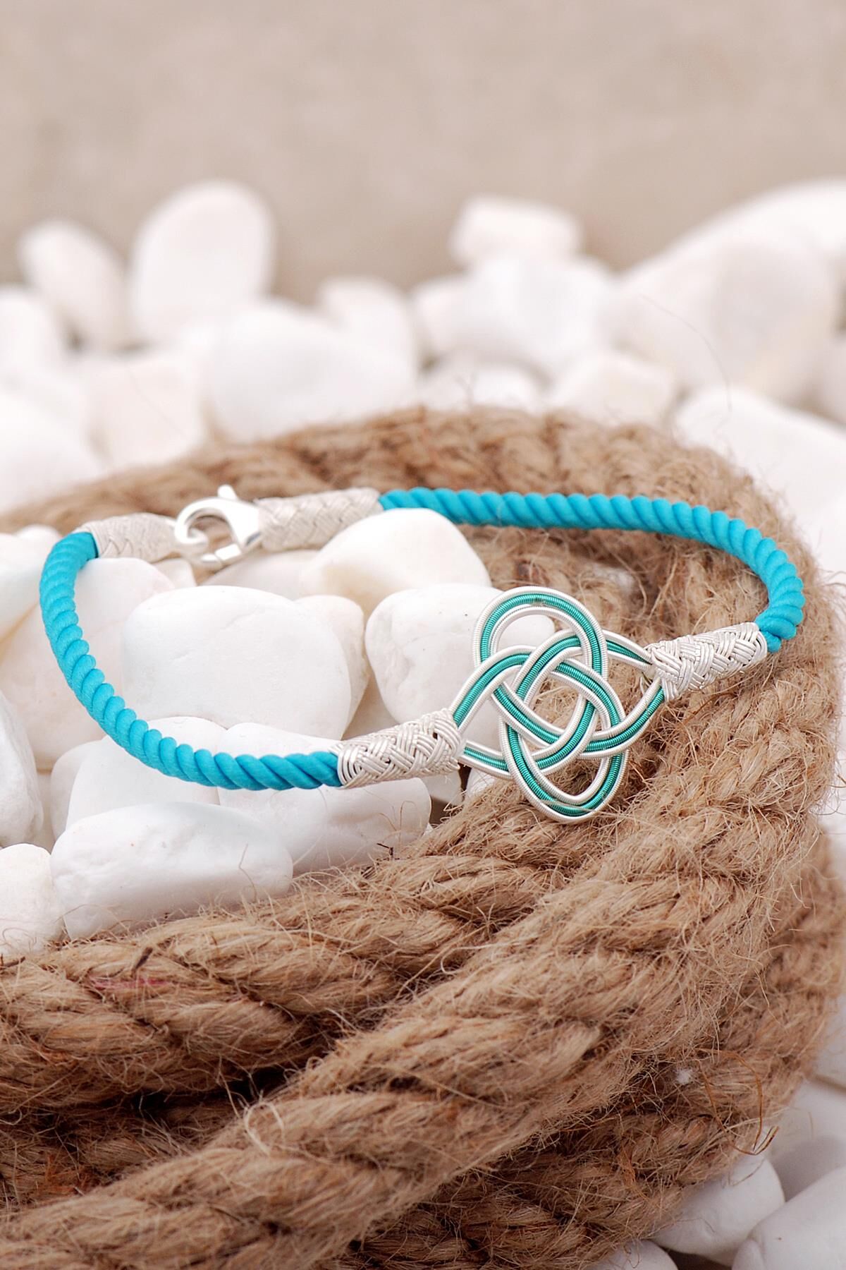 Kazaziye İşlemeli Şems Düğümü Turkuaz İpli Gümüş Bileklik 3827