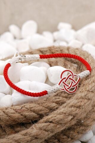 Kazaziye İşlemeli Şems Düğümü Kırmızı İpli Gümüş Bileklik 3828