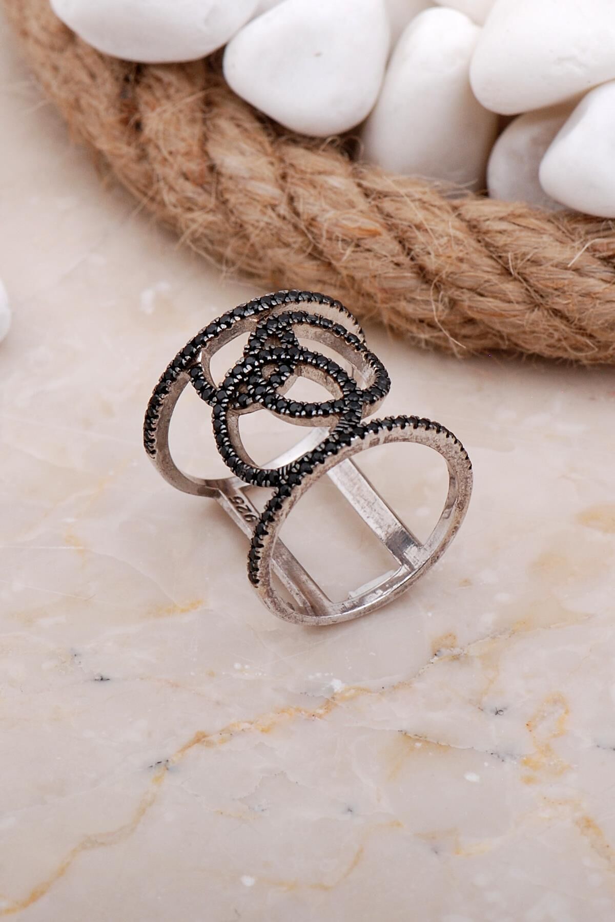 Tasarım Siyah Taşlı Rodyumlu Uzun Gümüş Yüzük 3595