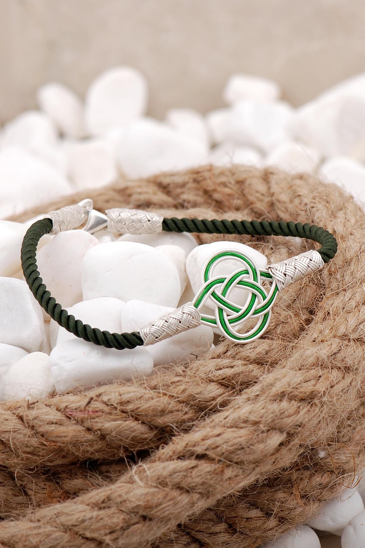 Kazaziye İşlemeli Şems Düğümü Yeşil İpli Gümüş Bileklik 3829