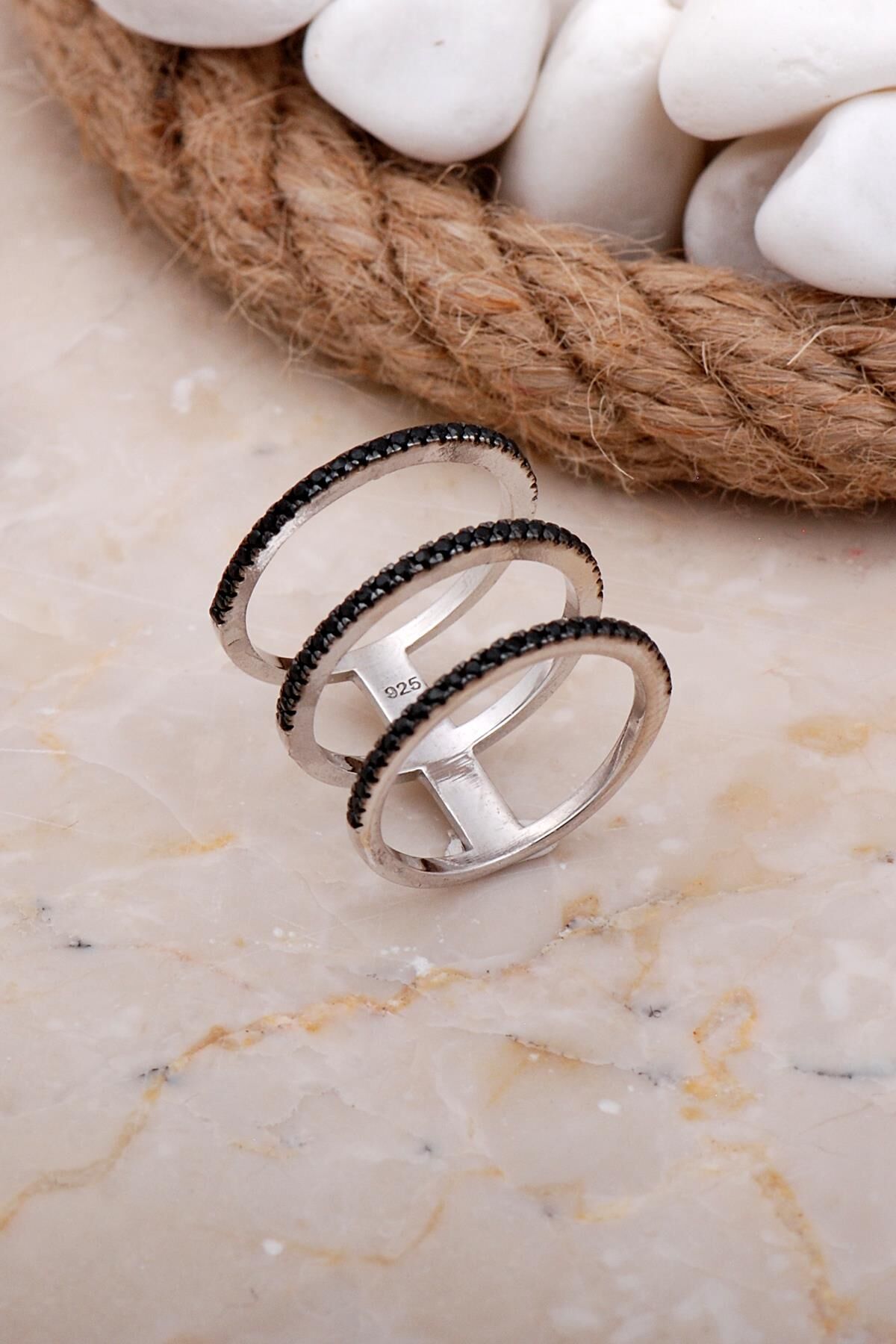 Tasarım Siyah Taşlı Rodyumlu Uzun Gümüş Yüzük 3596