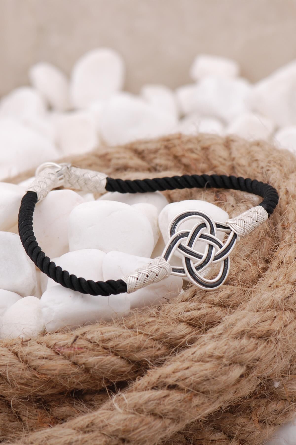 Kazaziye İşlemeli Şems Düğümü Siyah İpli Gümüş Bileklik 3830