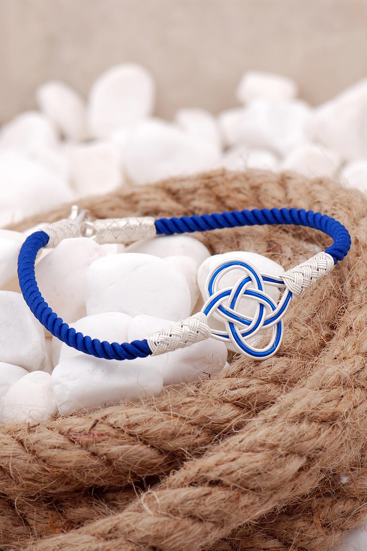 Kazaziye İşlemeli Şems Düğümü Mavi İpli Gümüş Bileklik 3831