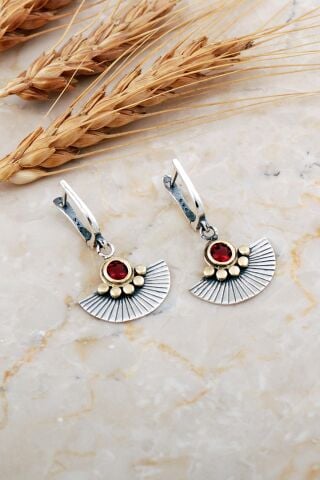 Kök Yakut Taşlı Yelpaze Çekiç Dövme Tasarım Elişi Gümüş Küpe 7194