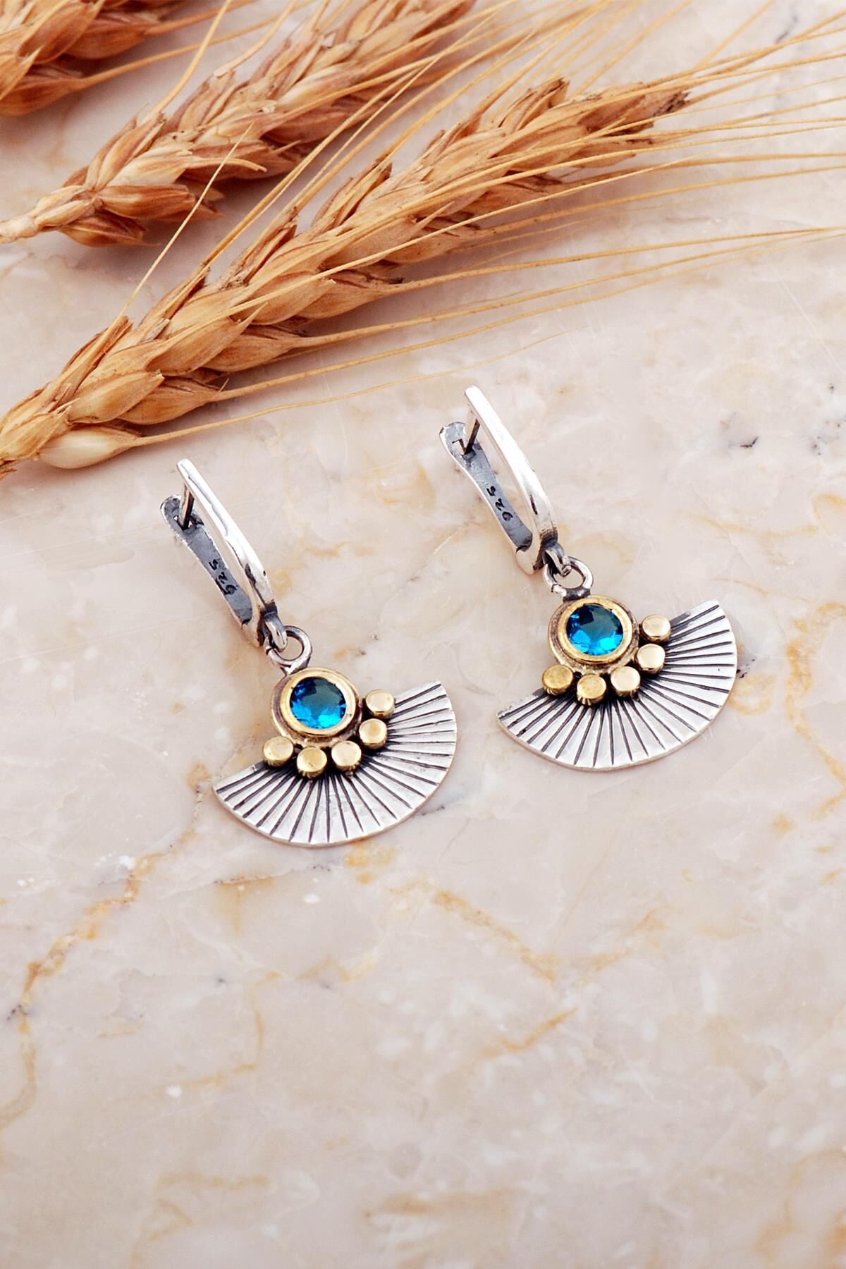 Akuamarin Taşlı Yelpaze Çekiç Dövme Tasarım Elişi Gümüş Küpe 7196