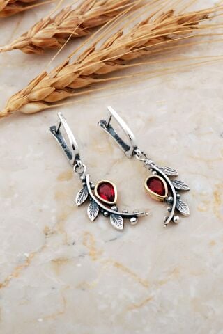 Kök Yakut Taşlı Yapraklı Dövme Elişi Gümüş Küpe 7217