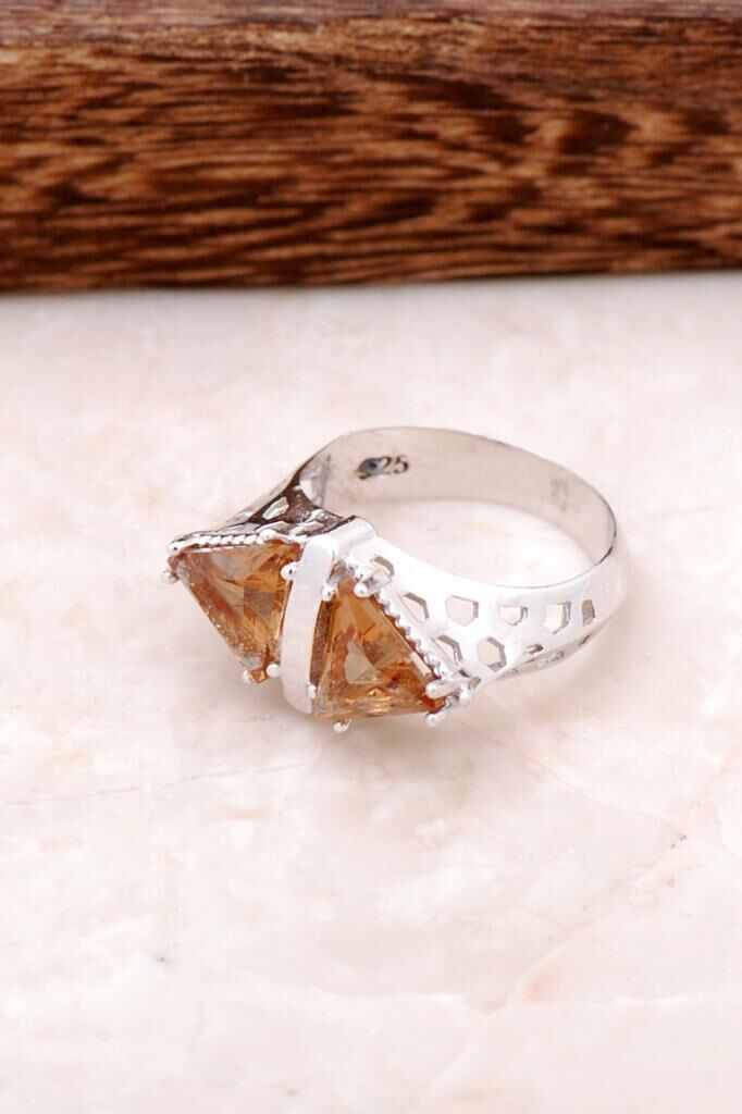 Renk Değiştiren Sultan Taşlı Üçgen Yüzük 2057