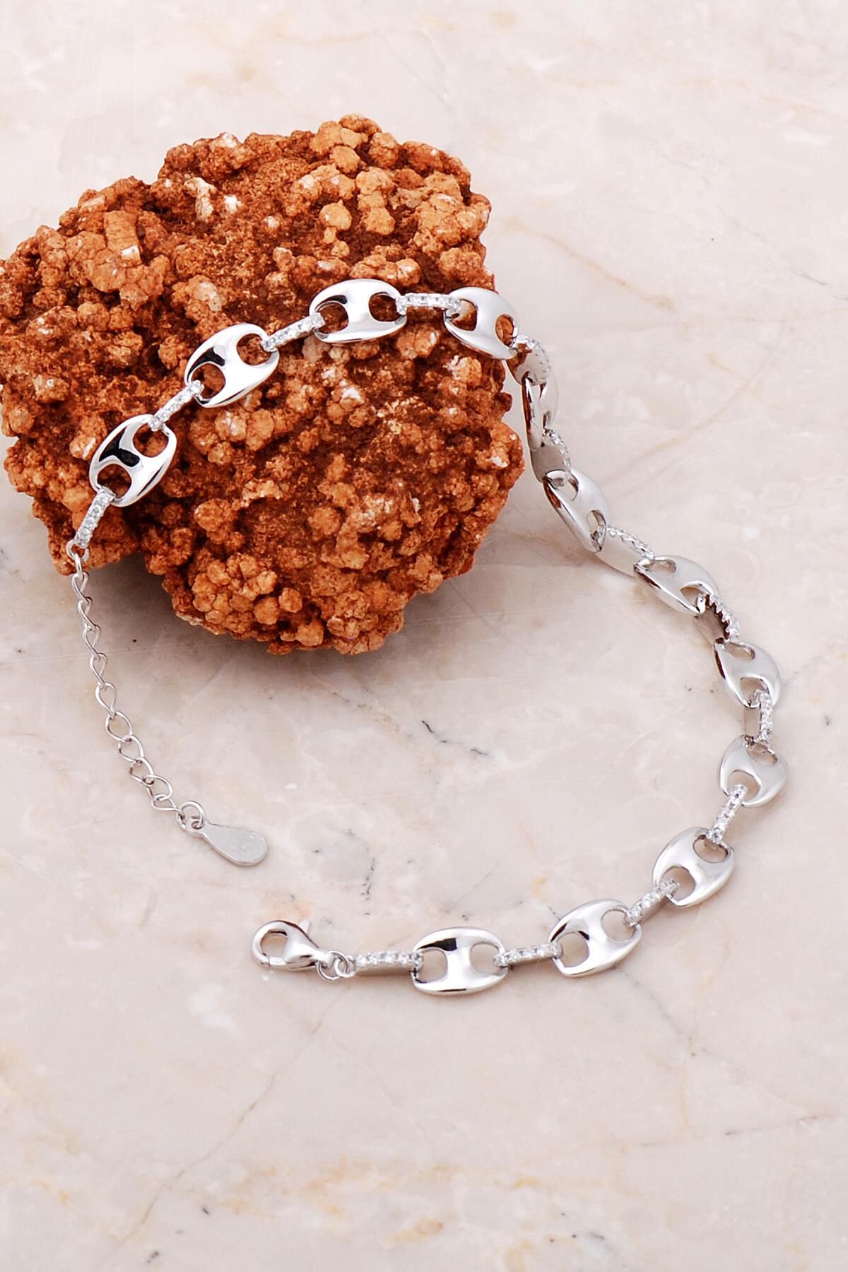 Düğme Sıra Taşlı Rodyumlu Gümüş Bileklik 3717