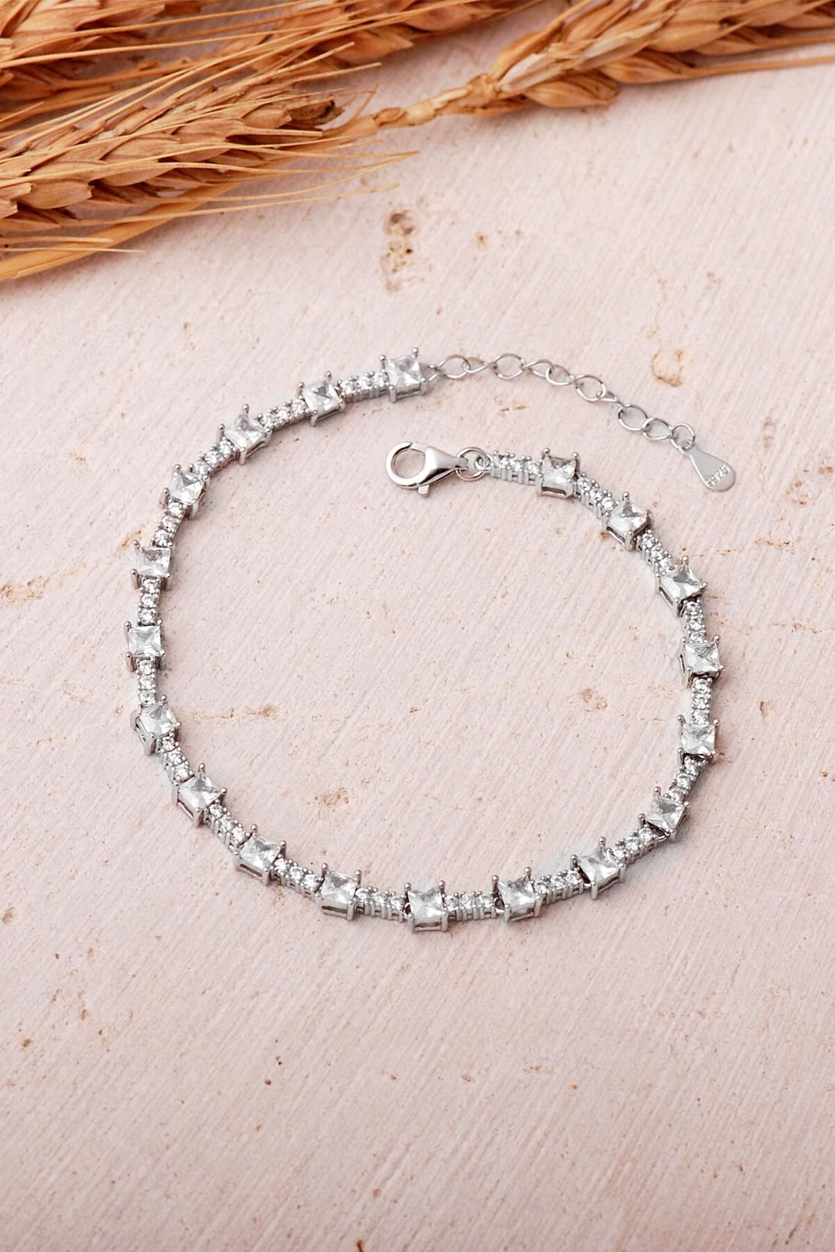 Kare Sıra Taşlı Rodyumlu 925 Ayar Gümüş Bileklik 4901