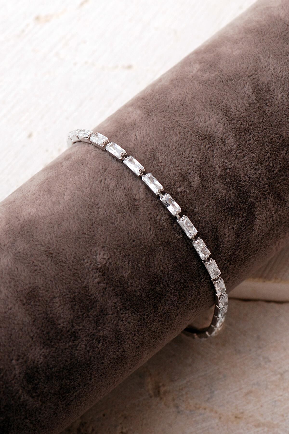 Baget Taşlı Su Yolu Rodyumlu 925 Ayar Gümüş Bileklik 4903