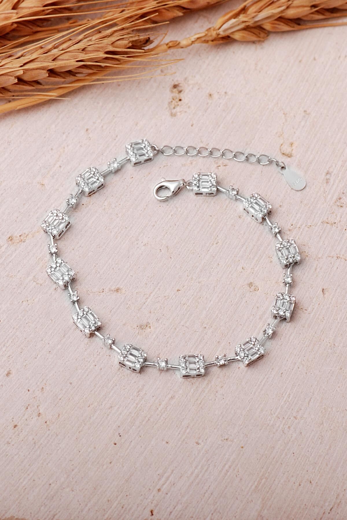 Işıltılı Baget Taşlı Rodyumlu 925 Ayar Gümüş Bileklik 4904