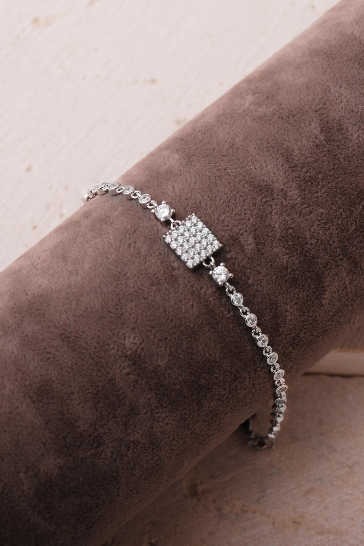 Kare Taşlı Rodyumlu 925 Ayar Gümüş Bileklik 4906