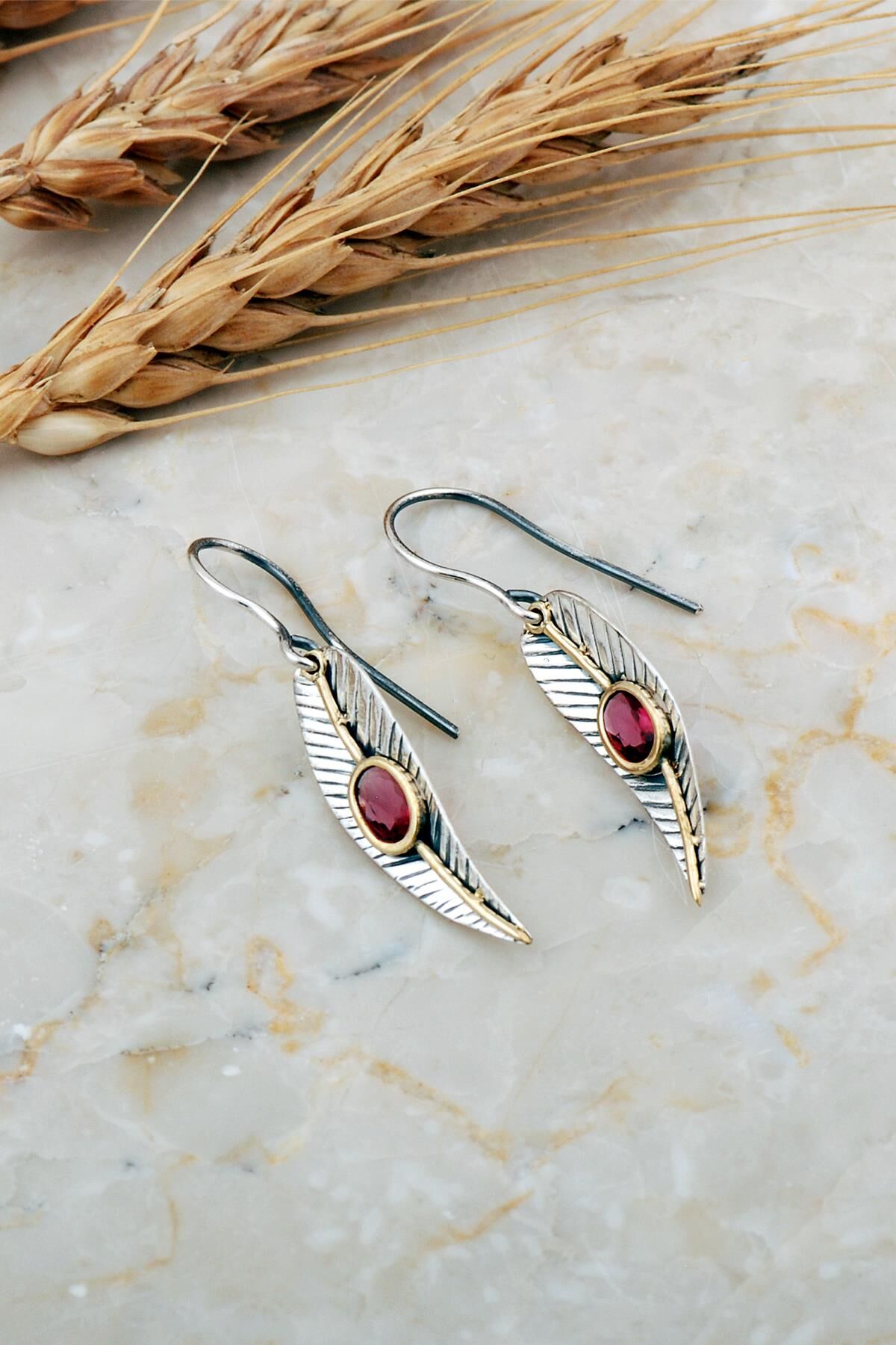 Kök Yakut Taşlı Defne Yaprağı Elişi Gümüş Küpe 7228