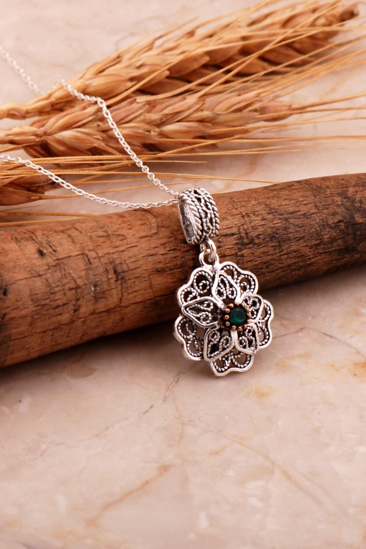 Zümrüt Telkari İşlemeli Gümüş Çiçek Kolye 7997