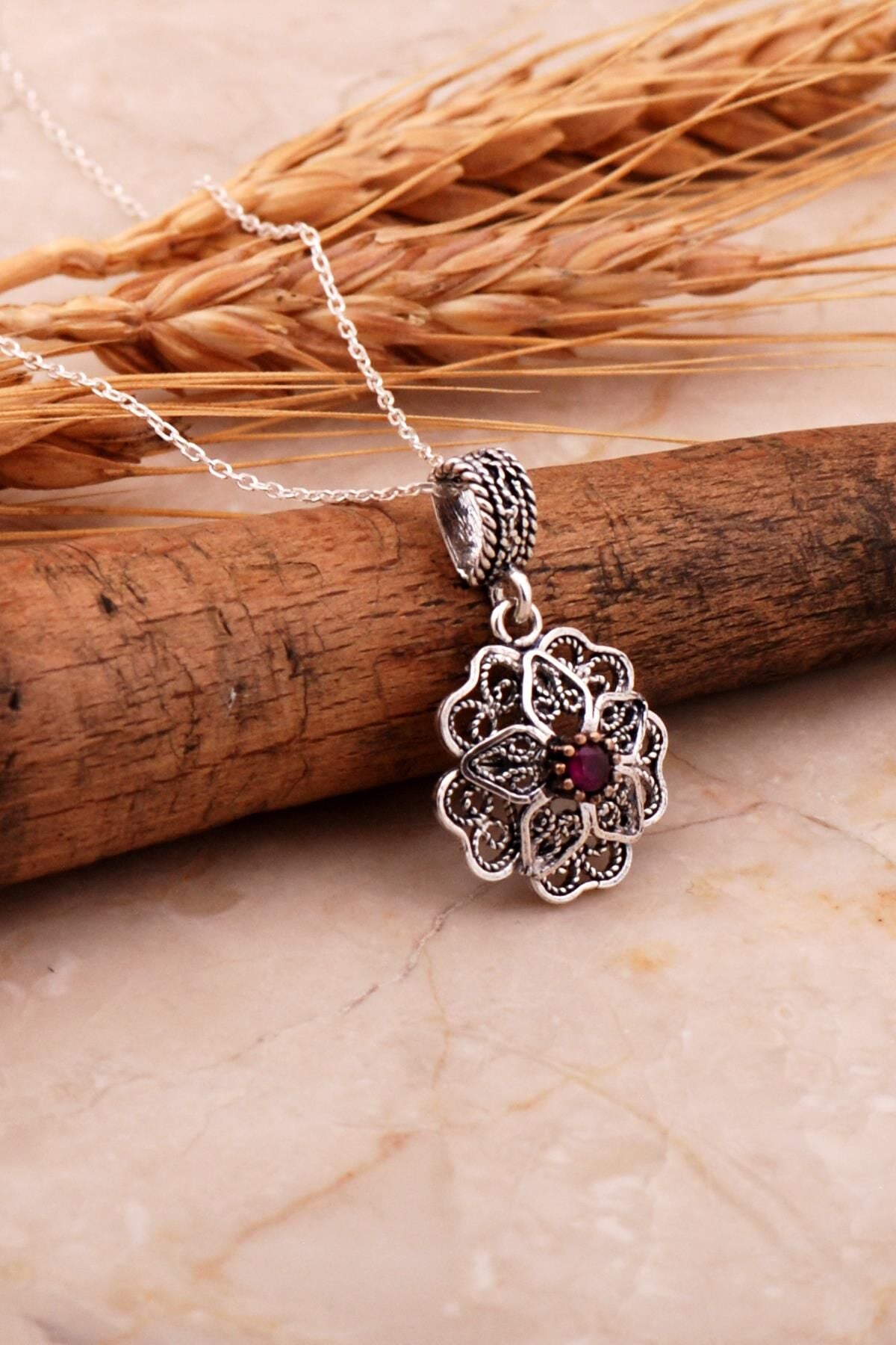 Yakut Telkari İşlemeli Gümüş Çiçek Kolye 7998
