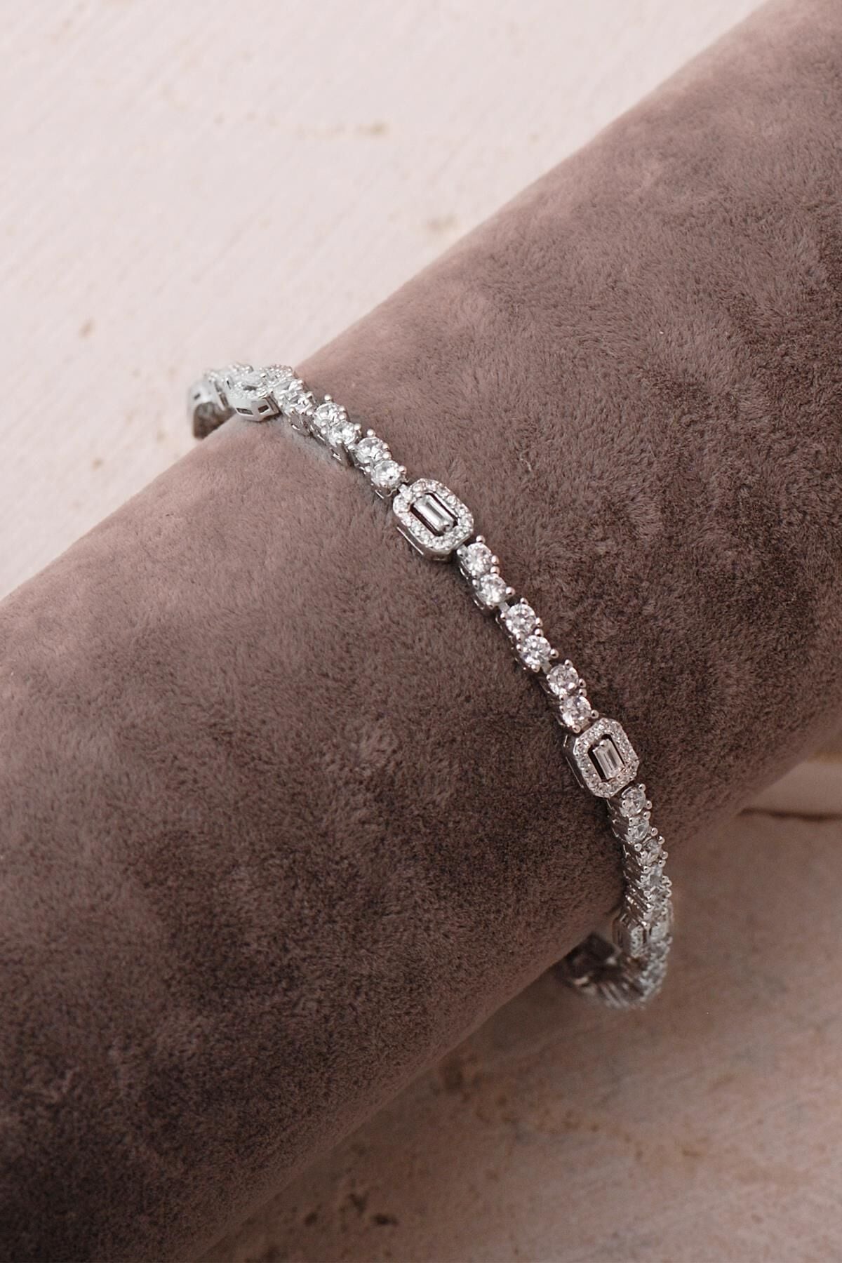 Baget Taşlı Zikzak Su Yolu Rodyumlu 925 Ayar Gümüş Bileklik 4910