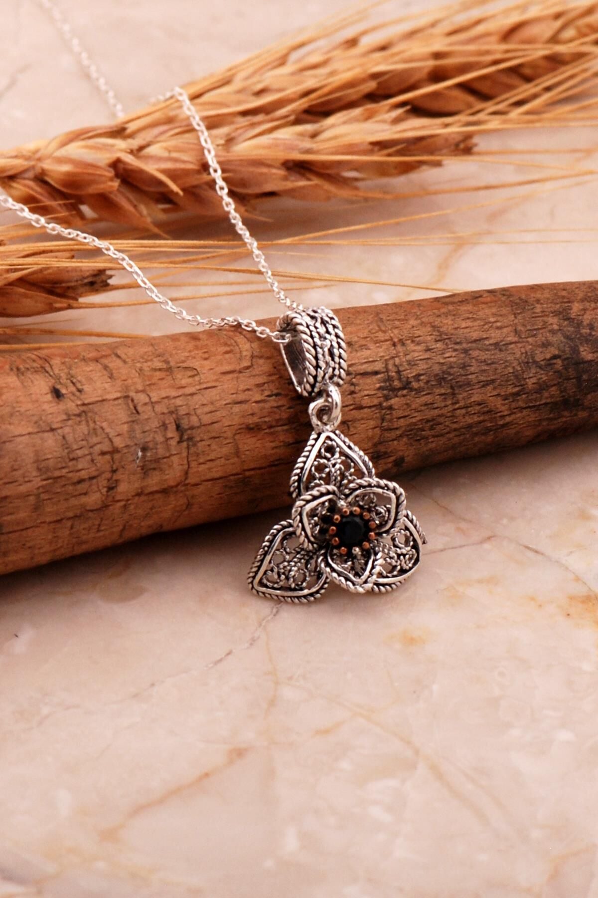 Zümrüt Telkari İşlemeli Gümüş Çiçek Kolye 8001