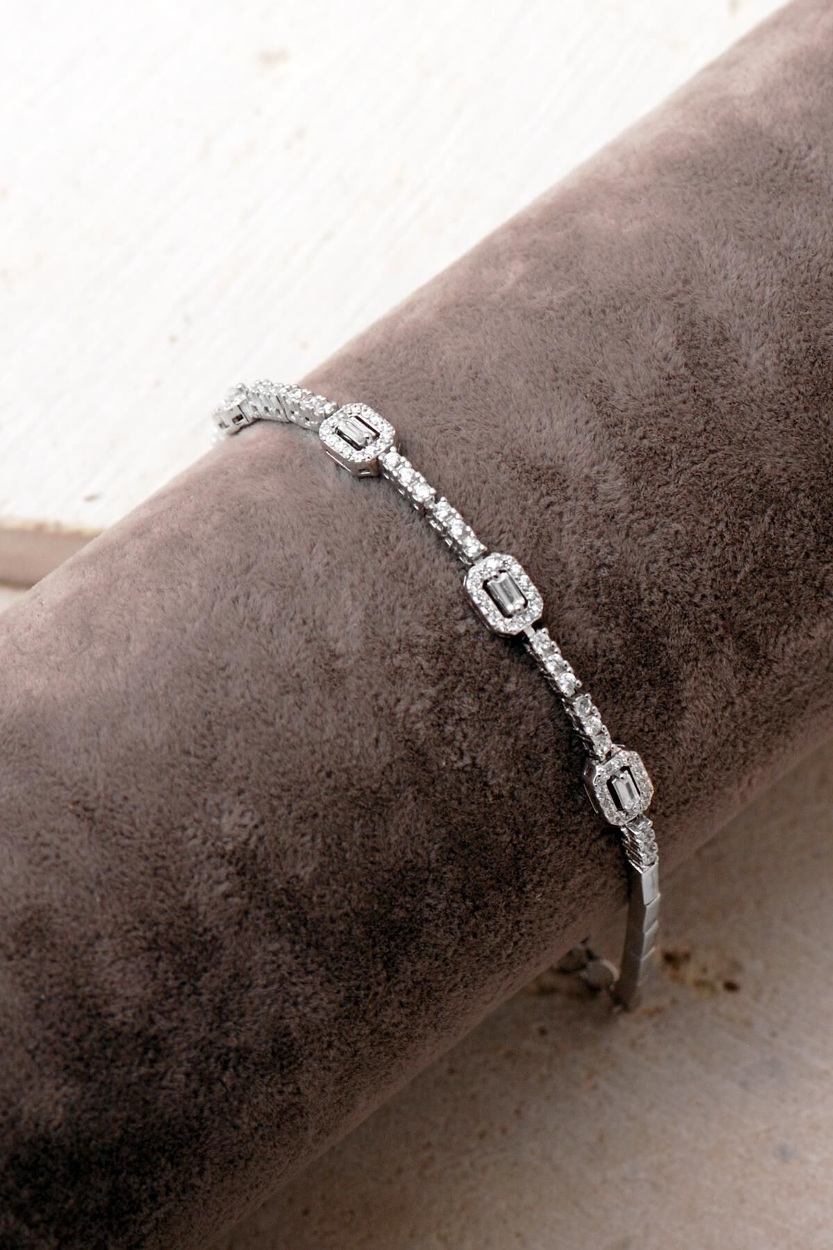 Rodyumlu Taşlı 925 Ayar Gümüş Baget Zarafet Bileklik 4915