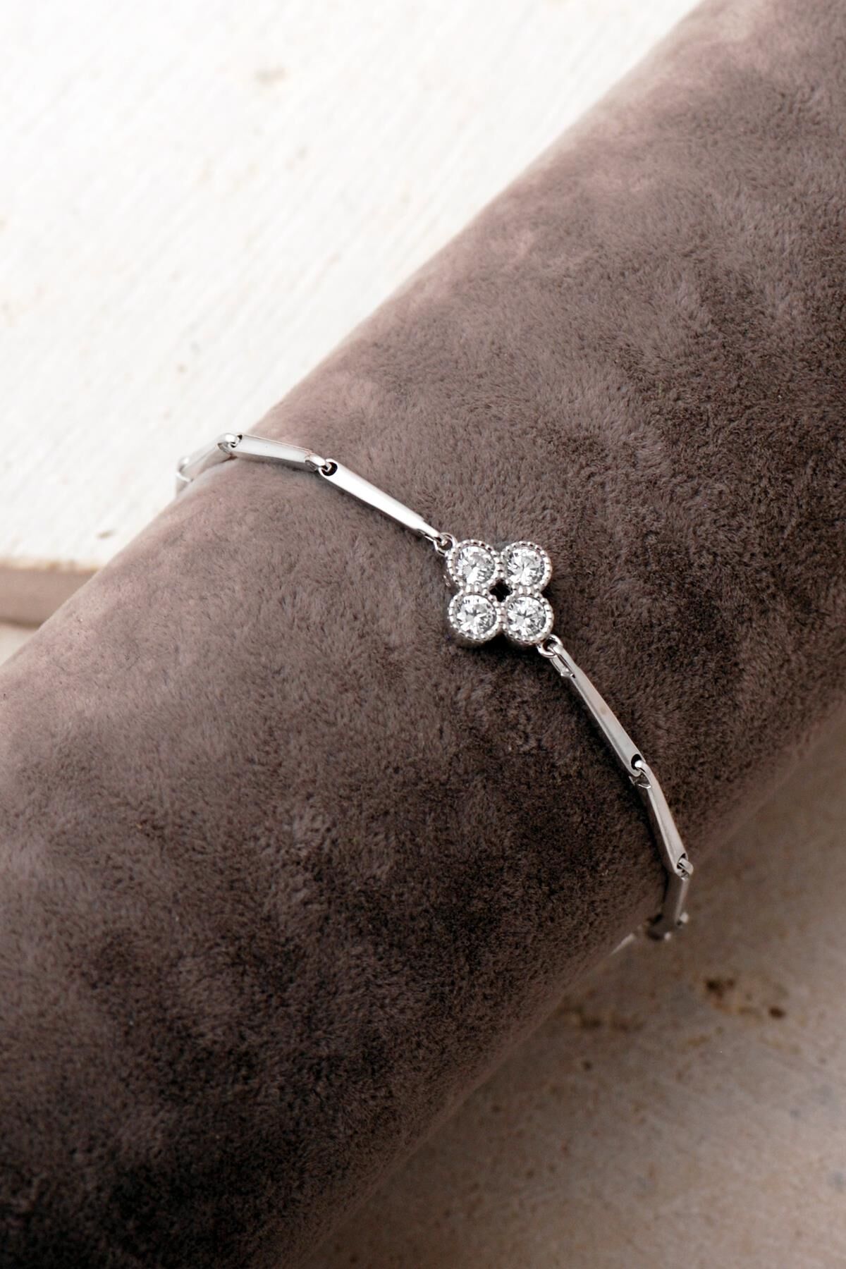 Rodyumlu 925 Ayar Gümüş Taşlı Yonca Bileklik 4917