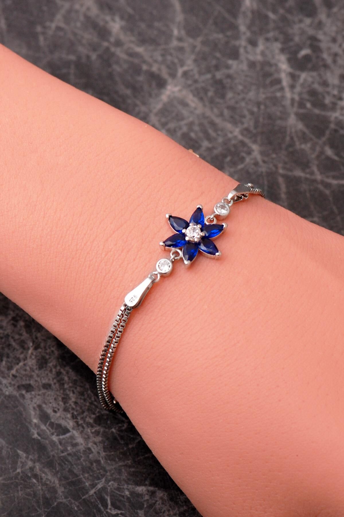 6 Farklı Renk Seçenekli Rodyumlu 925 Ayar Gümüş Lotus Bileklik 4920 Safir Taşı (Lacivert)