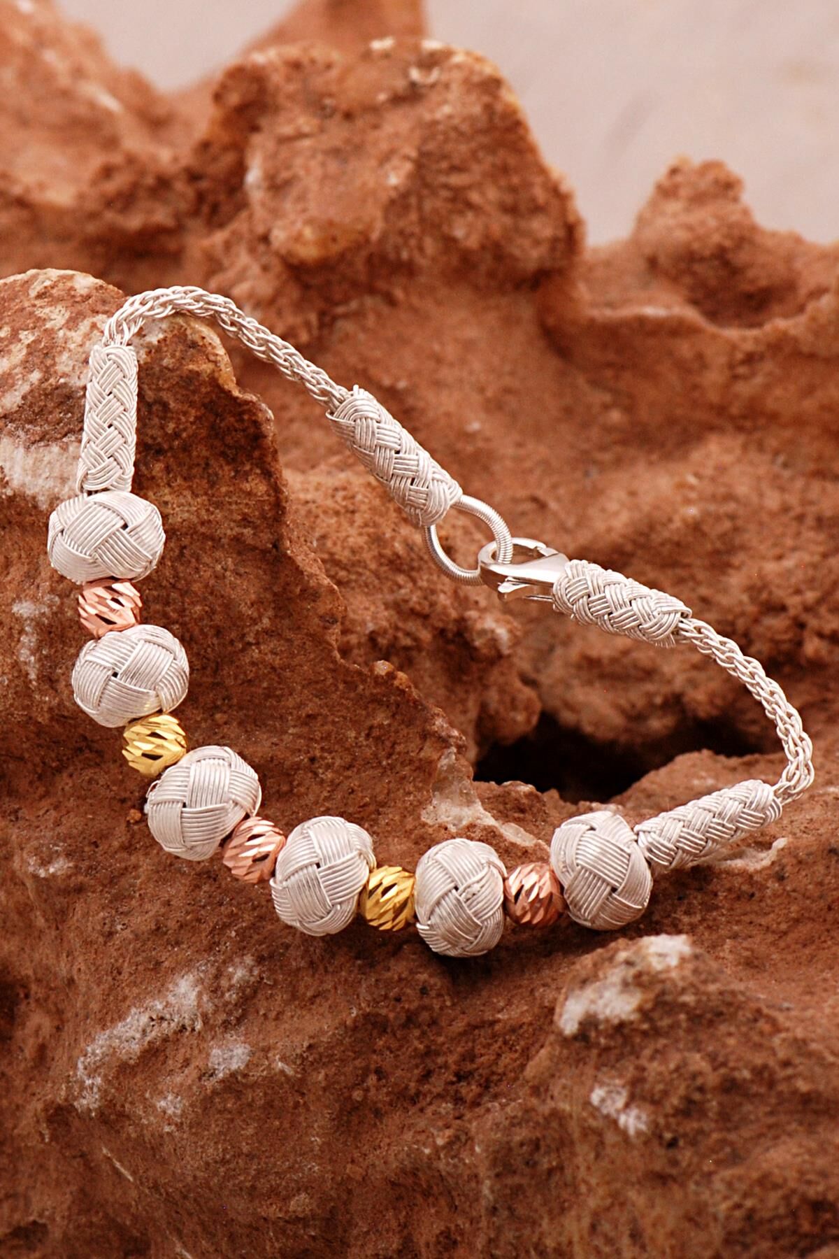 Dorissa Kazaziye İşlemeli Tasarım Toplu Rose ve Altın Yaldızlı Gümüş Bileklik 4601