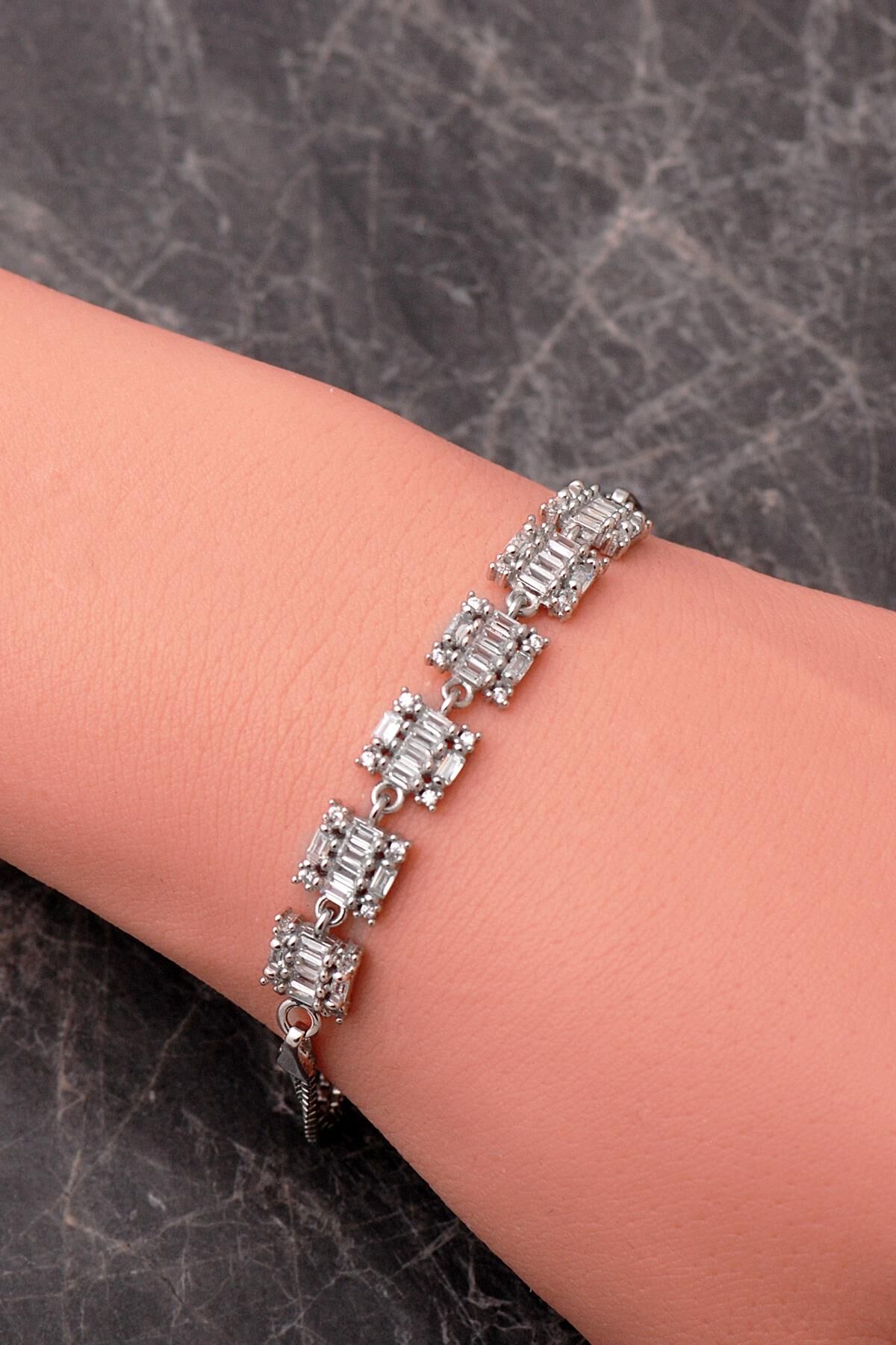 Baget Taşlı Kare Tasarımlı Rodyumlu 925 Ayar Gümüş Bileklik 4934