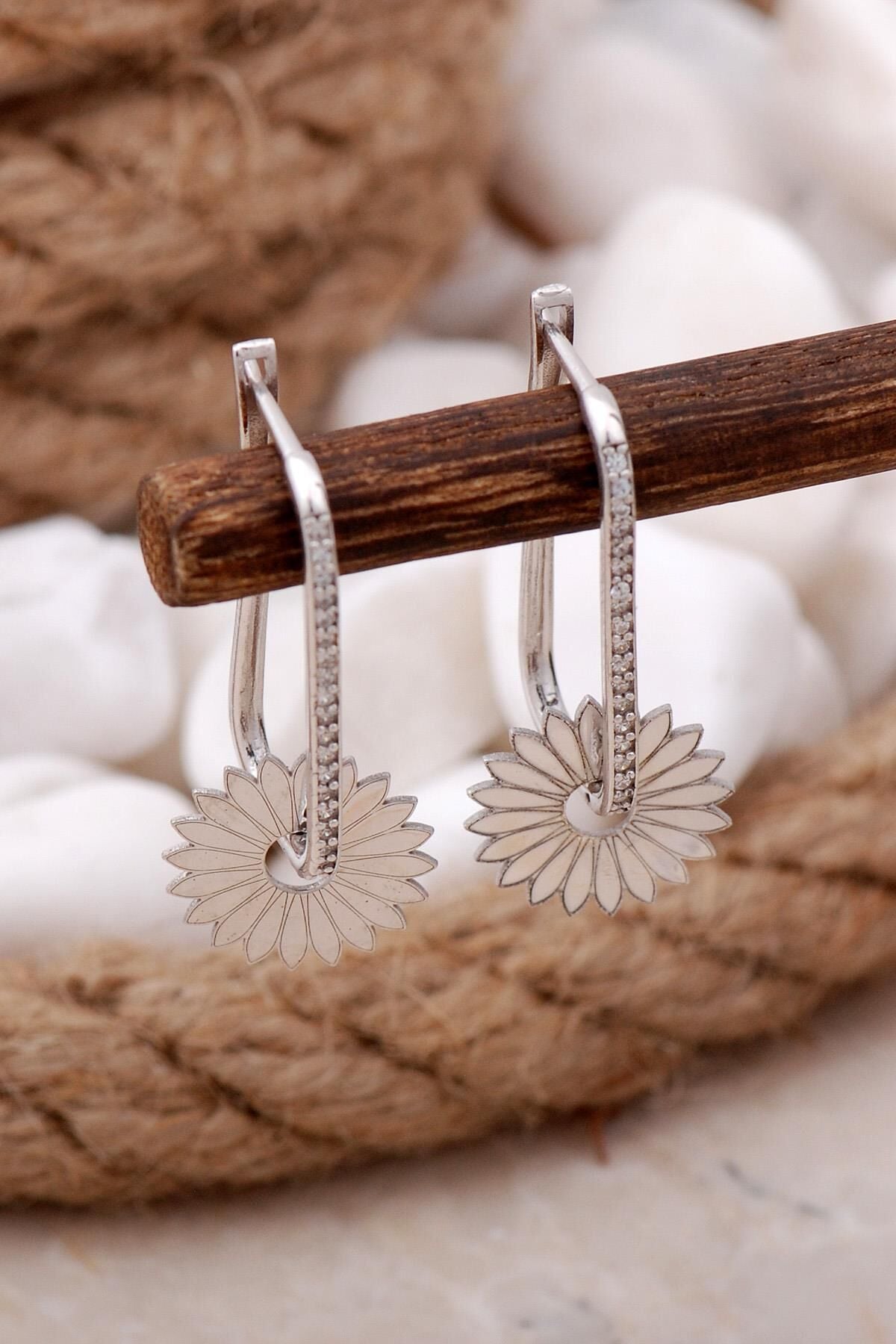 Papatya Rodyumlu Halka Gümüş Küpe 5736