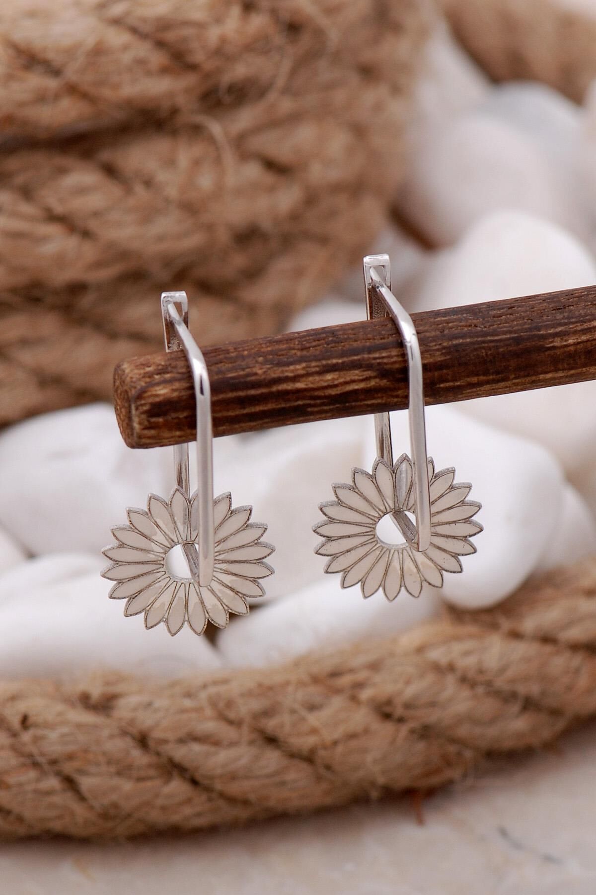 Papatya Rodyumlu Halka Gümüş Küpe 5737