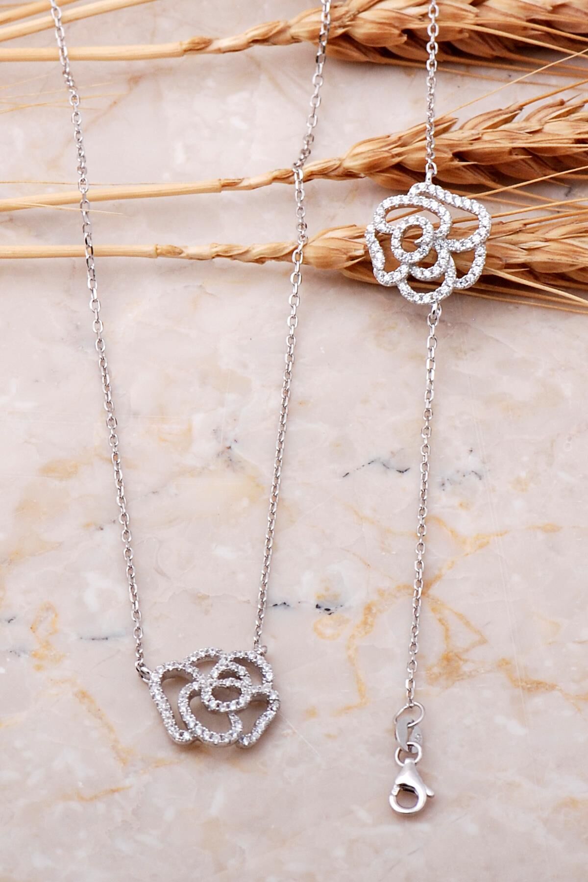 Zirkon Taşlı Gül Tasarımlı Rodyumlu Gümüş Set 970