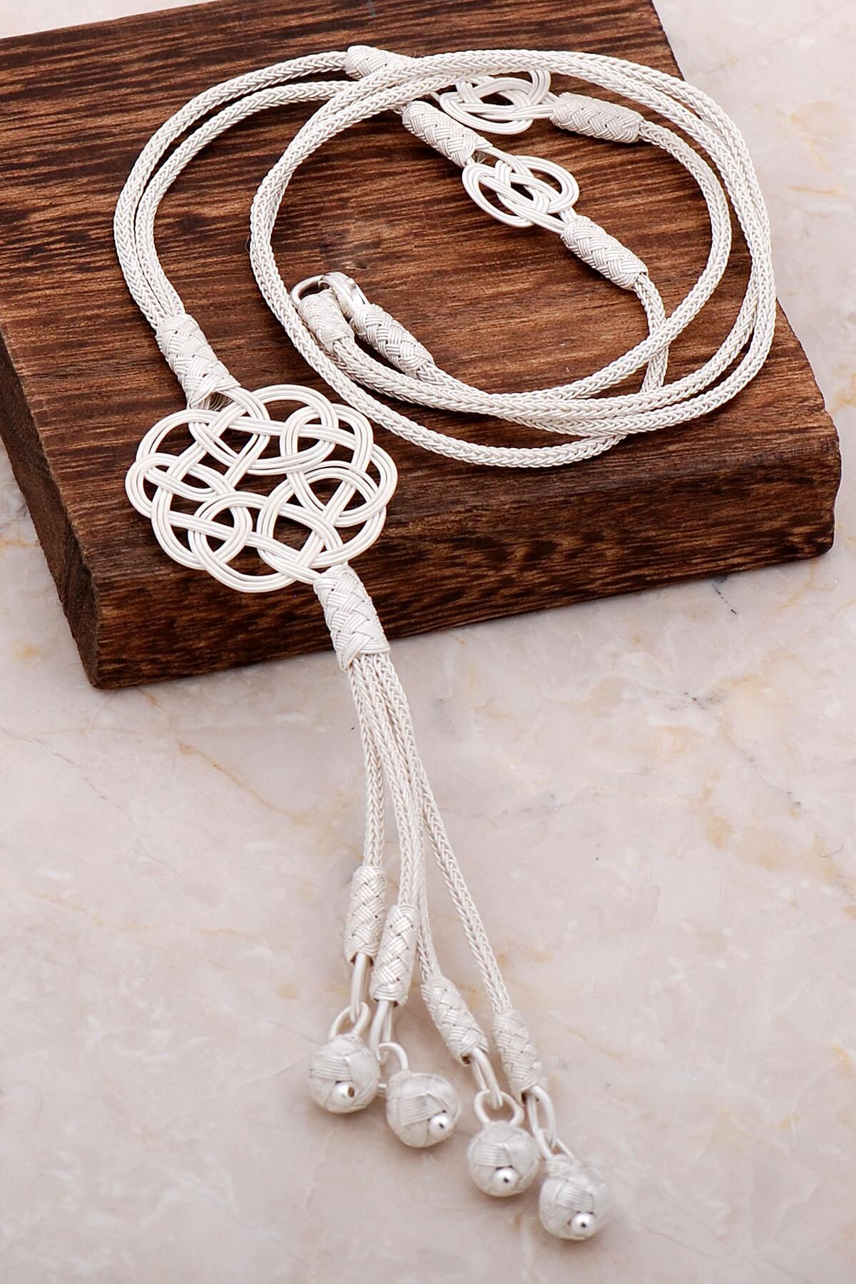 Kazaziye İşlemeli Aşk Düğümü Gümüş Uzun Kolye 6726