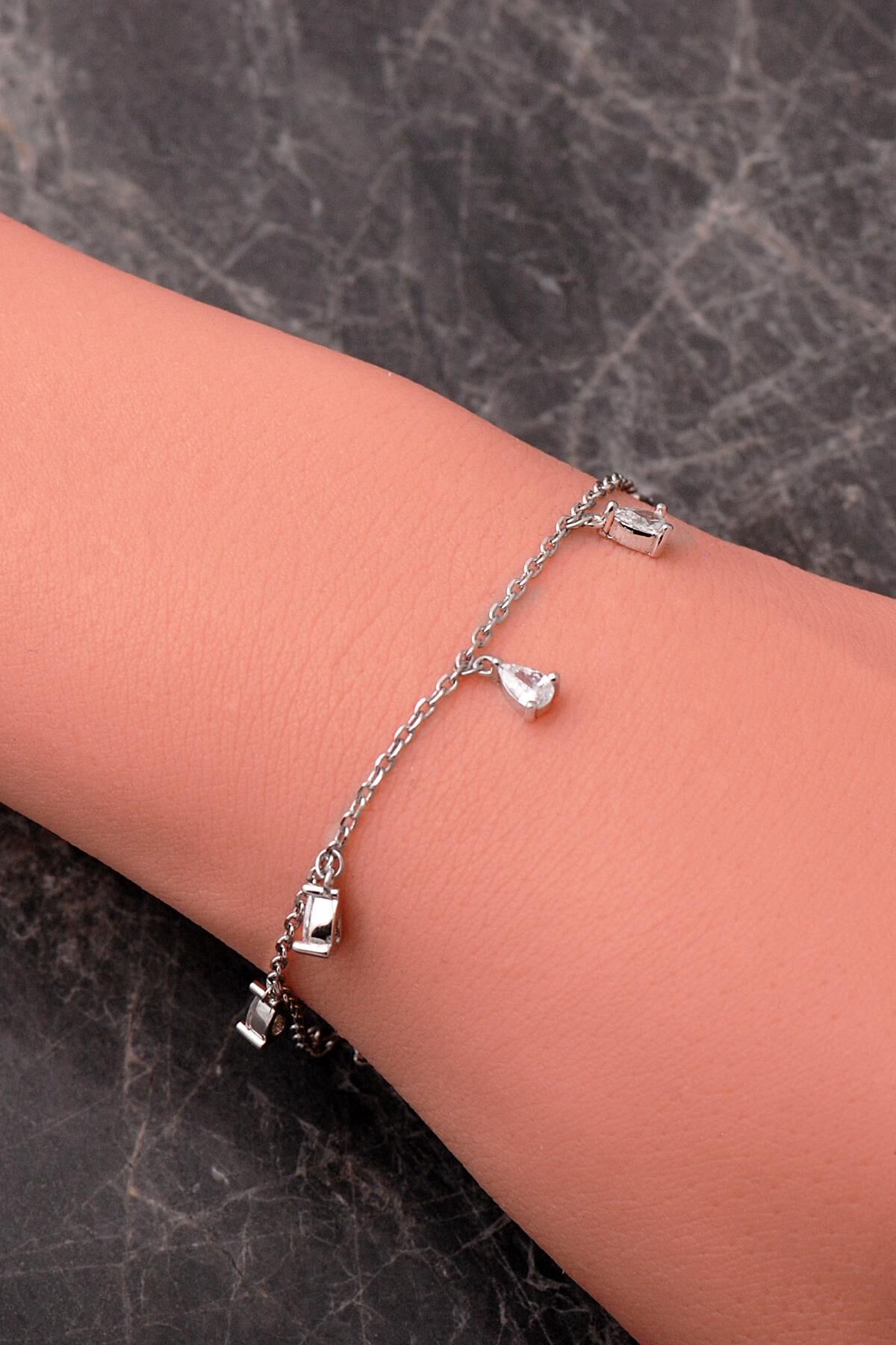 Damla Taşlı Sallantılı Rodyumlu 925 Ayar Gümüş Bileklik 4940