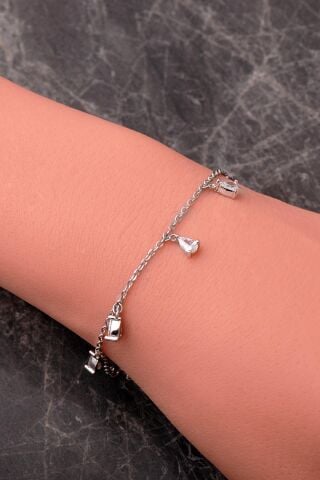 Damla Taşlı Sallantılı Rodyumlu 925 Ayar Gümüş Bileklik 4940