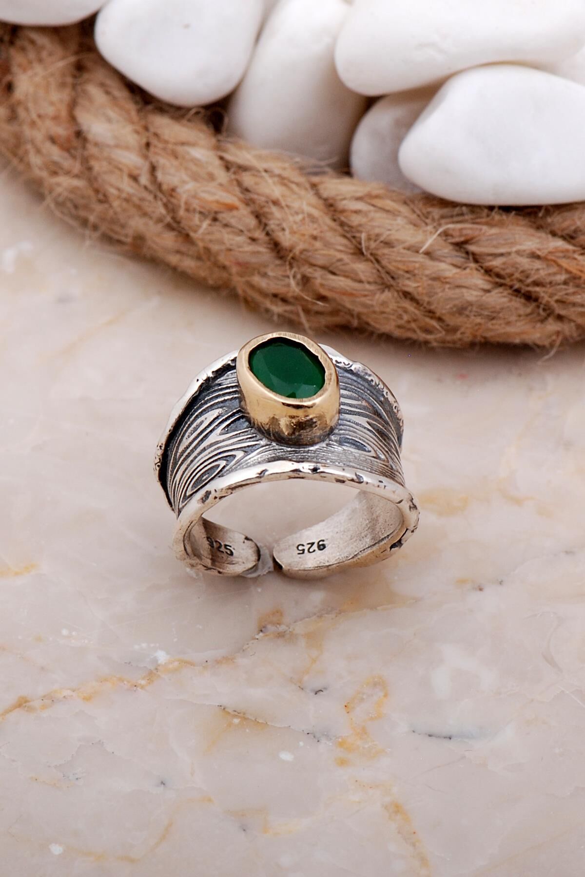 Zümrüt Taşlı Çekiç Dövme Elişi Gümüş Yüzük 3636