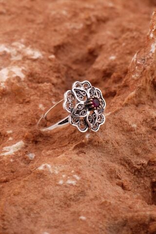 Kök Yakut Taşlı Telkari İşlemeli Gümüş Çiçek Yüzük 5814