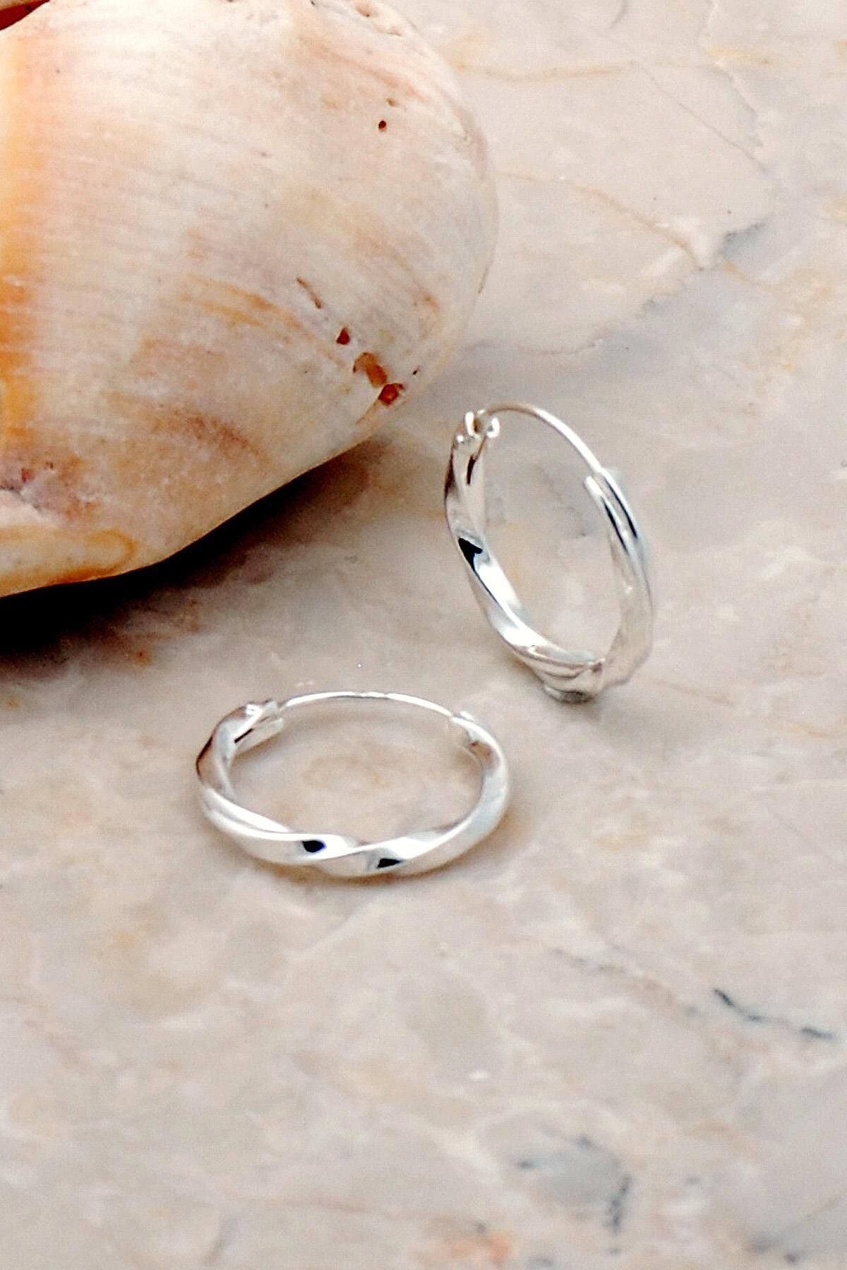 Burgu 13 Mm Rodyumlu Gümüş Şarnel Halka Küpe 5239