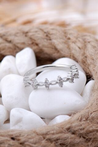 Taç Rodyumlu Sıra Taşlı Gümüş İnce Yüzük 3497