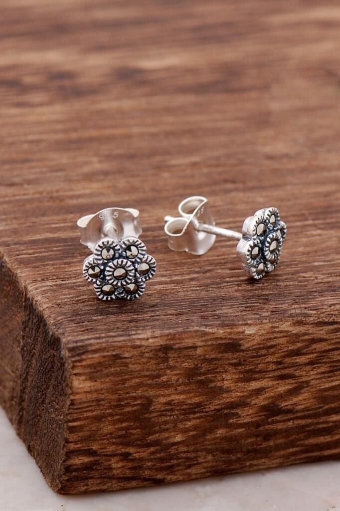 Markazit Taşlı Papatya Gümüş Küpe 3858