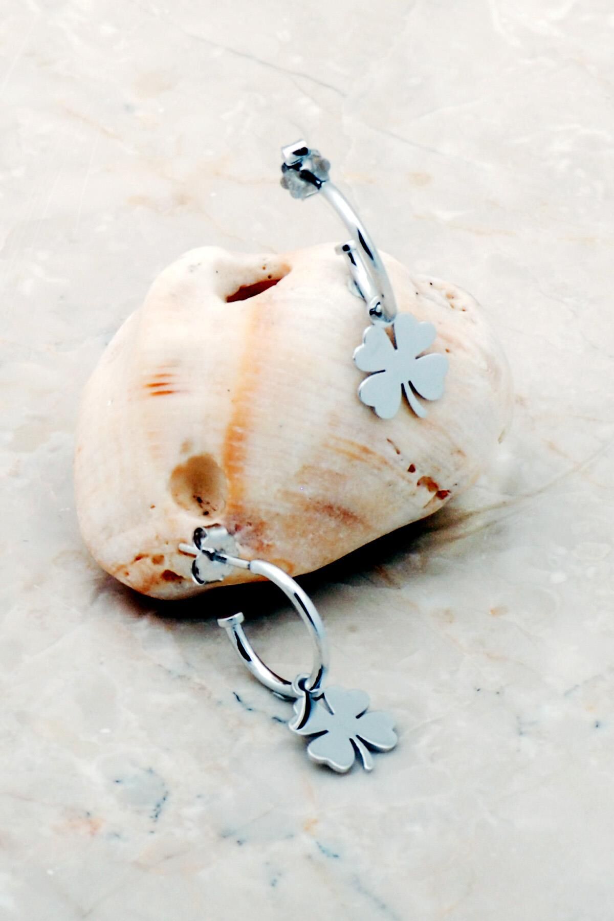 Yonca Rodyumlu Gümüş Yarım Halka Küpe 5271