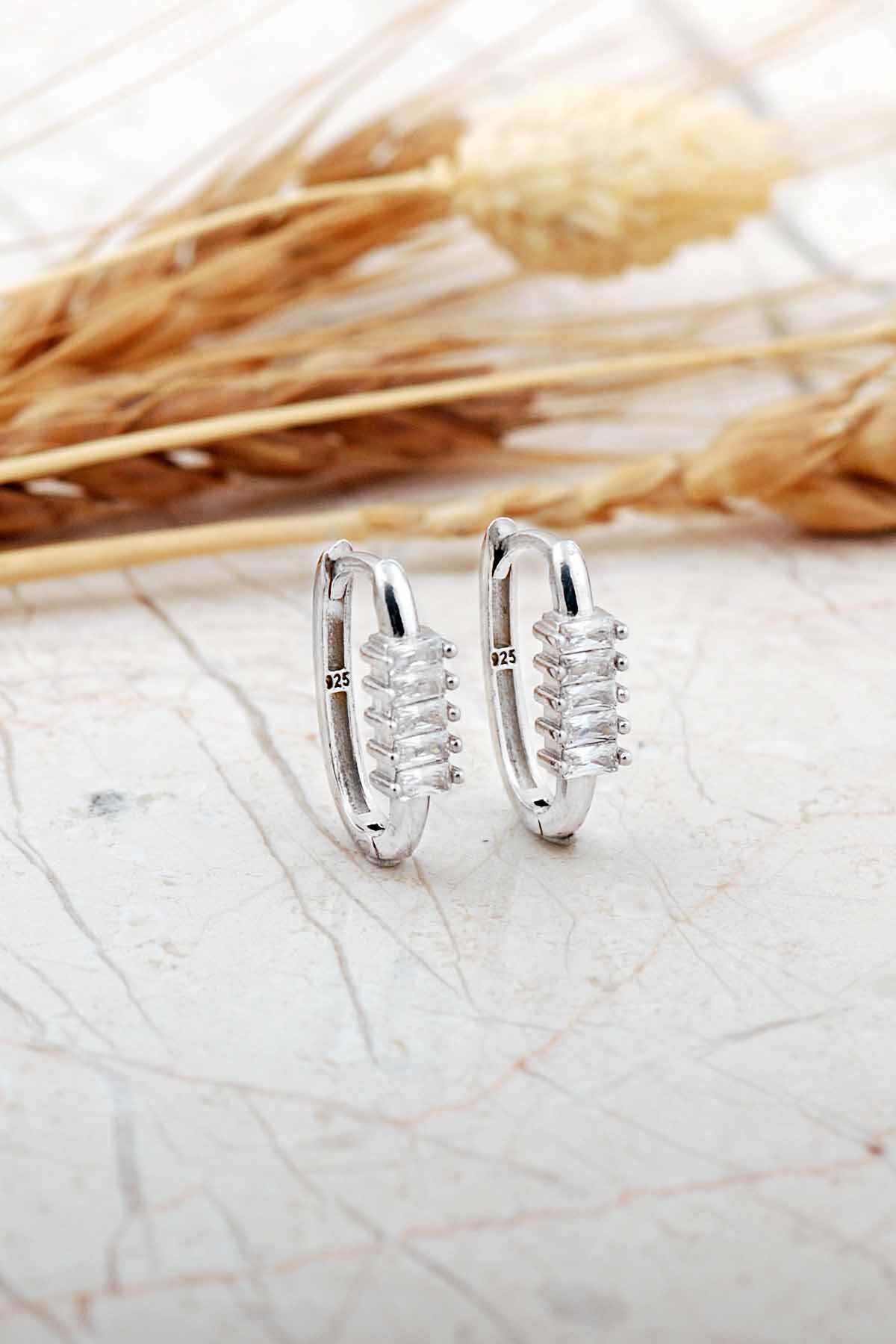 Baget Taşlı Oval Küçük Boy Rodyumlu Gümüş Küpe 7260