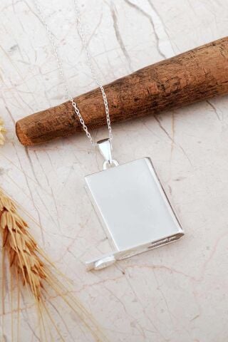 Dikdörtgen Tasarım İçi Açılabilen 2,9 Cm x 2,3 Cm Gümüş Muskalık Kolye 8082