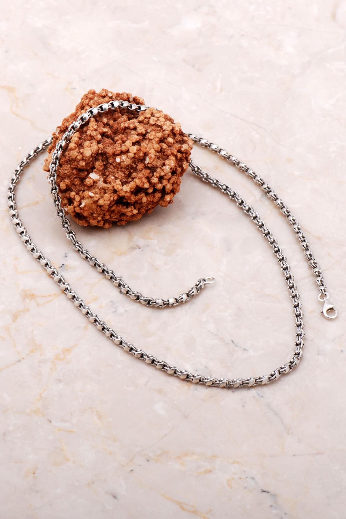 Oksitli Pullu Elişi 61 Cm Gümüş Zincir Kolye 56