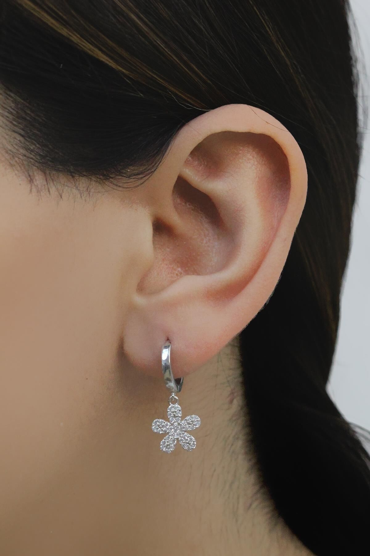 Çiçekli Rodyumlu Gümüş Küpe 5090