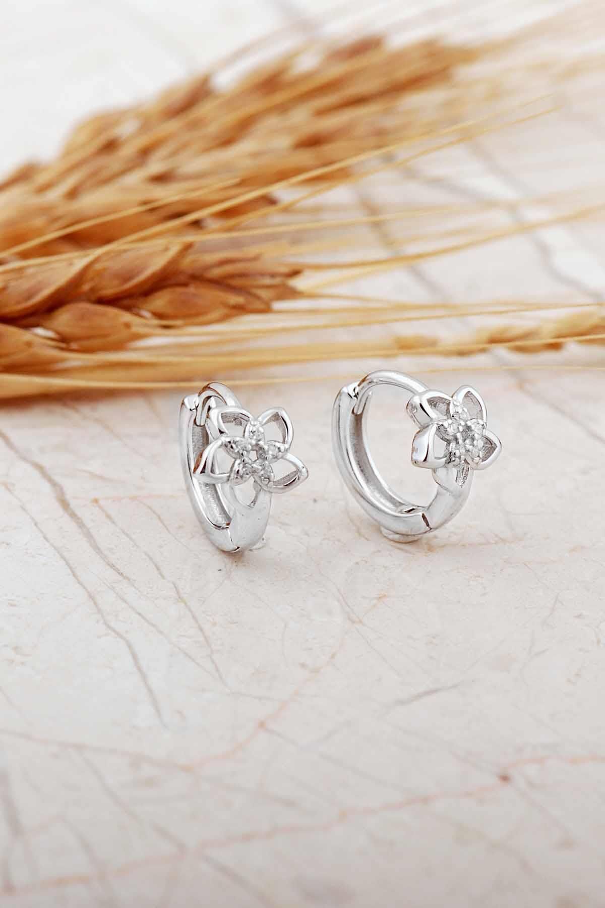 Çiçek Rodyumlu Gümüş Mini Halka Çocuk Küpe 7286