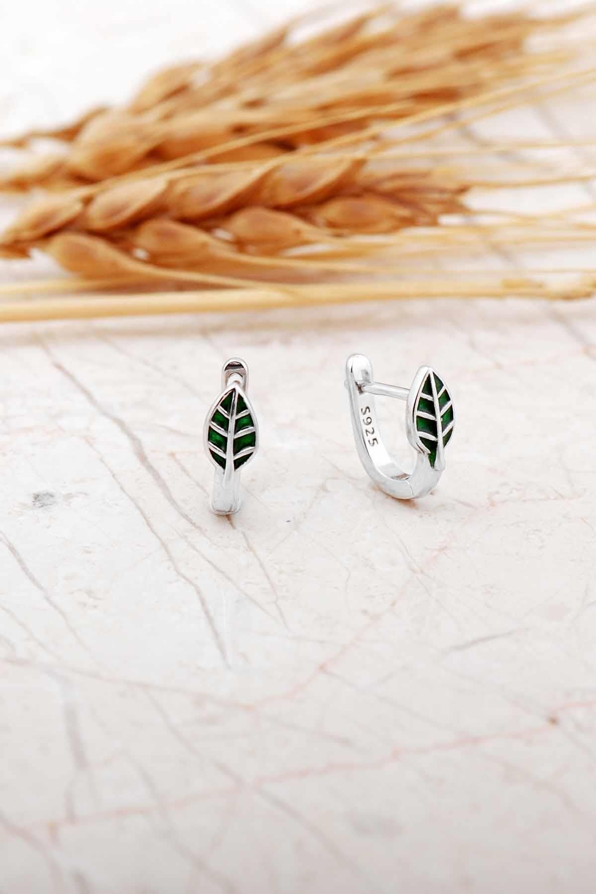 Mineli Defne Yaprağı Rodyumlu Gümüş Çocuk Küpe 7299