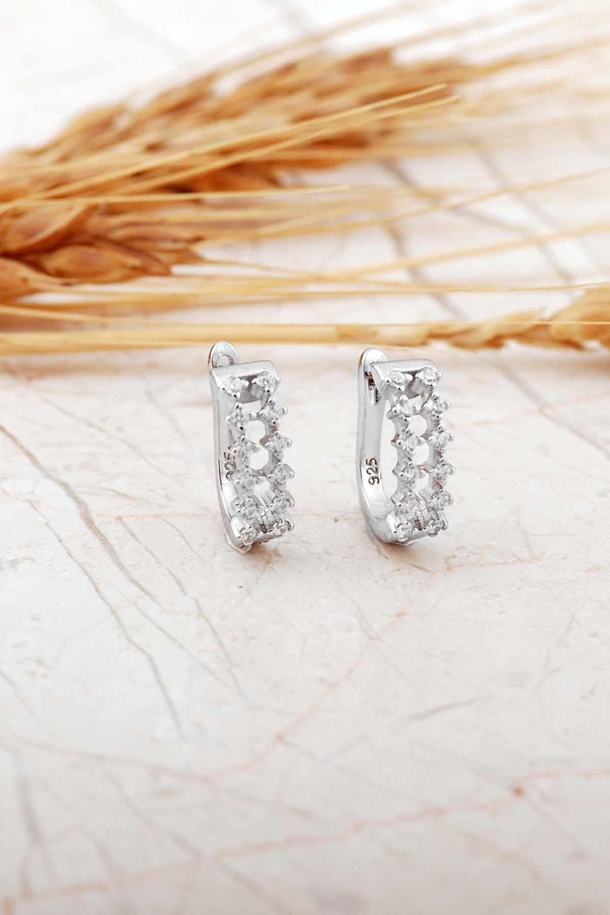 Taşlı Rodyumlu Gümüş J Küpe 7309