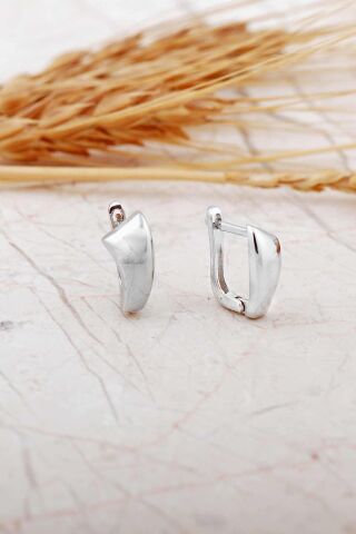 Asimetrik Tasarım Rodyumlu Gümüş J Küpe 7320